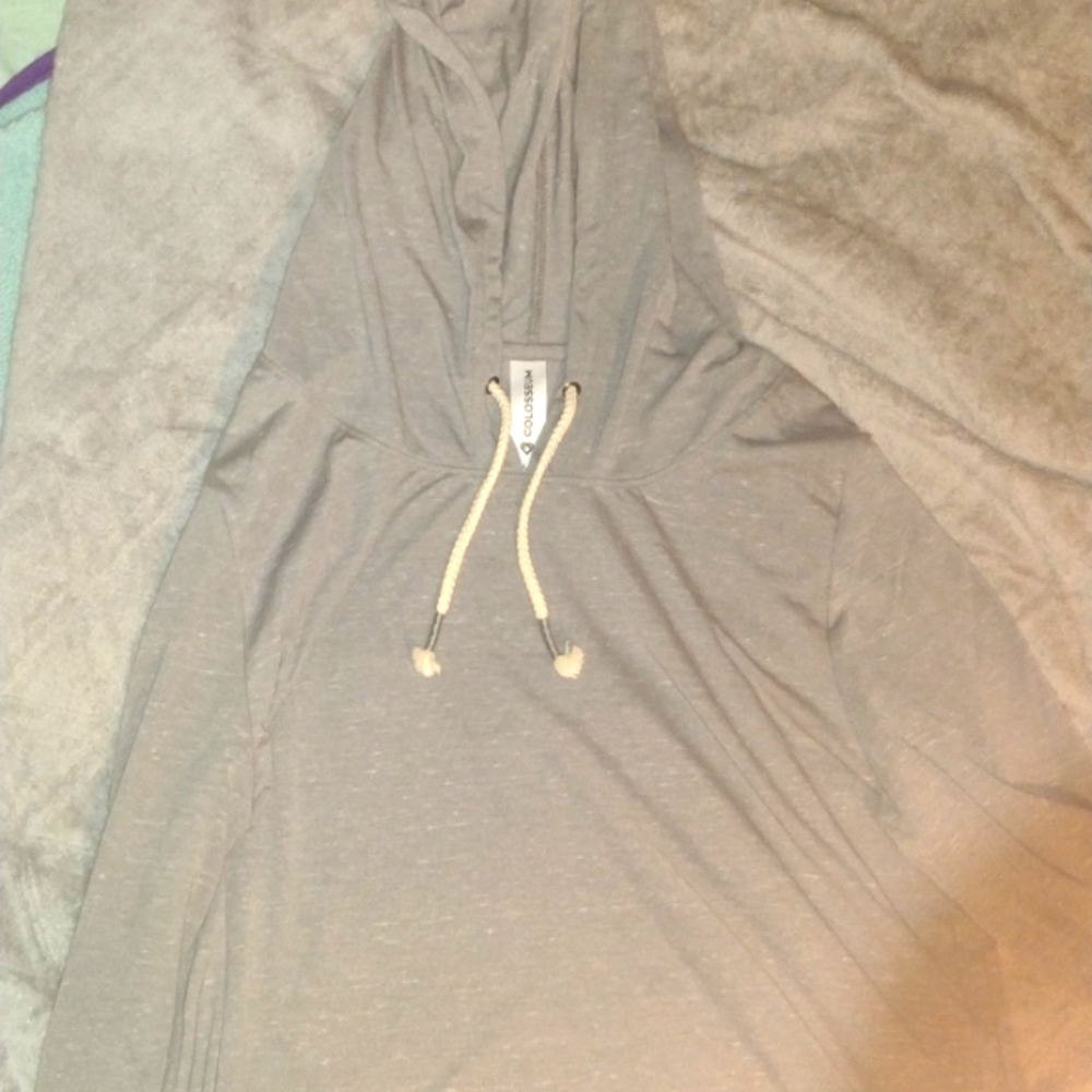 Large grey sweater. Brand colosseum
